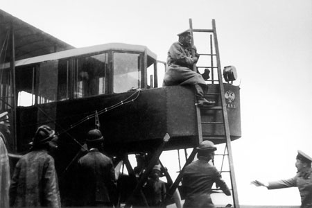 Император Николай Второй  осматривает первый русский самолёт